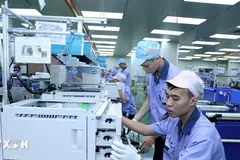 Công nhân tại khu công nghiệp, đô thị VSIP Hải Phòng, chuyên sản xuất linh kiện điện tử cho máy văn phòng. (Ảnh: Danh Lam/TTXVN) 