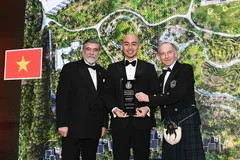 Đại diện SonKim Land nhận giải thưởng dự án nghỉ dưỡng quốc tế xuất sắc nhất của IPA.