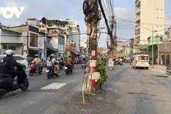 Tuyến đường nghìn tỷ cột điện mọc giữa đường