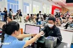 Hành khách mua vé tàu tại một ga của ngành Đường sắt. (Ảnh: Vietnam+) 