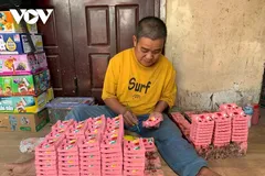 Nhộn nhịp làng nghề làm tượng ông Táo dịp Tết ở Huế