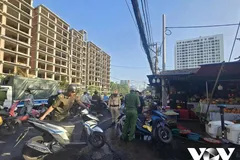 Lực lượng chức năng xã Nhà Bè phối hợp tuần tra 16 lượt trên các tuyến đường, xử lý 13 trường hợp dừng, đỗ xe dưới lòng đường và 4 trường hợp sử dụng trái phép lòng đường...