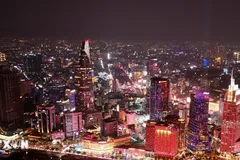 Toàn cảnh trung tâm TPHCM rực sắc Đỏ bên sông Sài Gòn hướng về Đại hội XIV. (Ảnh: Hồng Đạt/TTXVN)