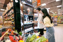 Người tiêu dùng mua sắm sản phẩm Masan Consumer - Nước mắm Chin-Su ủ chượp 365 ngày.