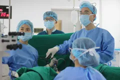 BSCKI Vương Ngọc Linh - khoa Sản phụ khoa, Bệnh viện Đa khoa Vinmec Phú Quốc - cùng ê-kíp đang tiến hành phẫu thuật nội soi cho bệnh nhân.