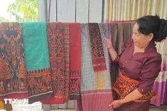 Chị Neáng Chanh Ty, Chủ nhiệm Hợp tác xã dệt thổ cẩm Khmer Văn Giáo (xã An Cư, tỉnh An Giang) giới thiệu những sản phẩm độc đáo của làng nghề. (Ảnh: Công Mạo/TTXVN) 