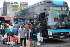 Hành khách lên xe tại Bến xe Giáp Bát. (Ảnh: Hoàng Hiếu/TTXVN)