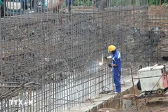 Thi công tại Dự án thành phần 2 cao tốc Cao Lãnh - An Hữu, giai đoạn 1. (Ảnh: Đức Tâm/TTXVN)