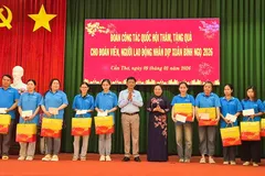 Chủ tịch Hội đồng Dân tộc của Quốc hội Lâm Văn Mẫn trao quà Tết cho người lao động khó khăn