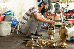 Thợ đánh bóng lư đồng tất bật mùa Tết