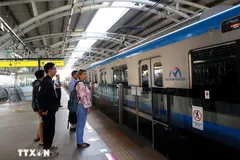 Khách chờ tàu metro tuyến số 1 tại ga Thảo Điền, thành phố Thủ Đức. (Ảnh: Hồng Đạt/TTXVN)