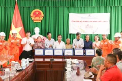 Đại diện EVNSPC trao quà Tết cho các gia đình chính sách, người cao tuổi, hộ nghèo, hộ cận nghèo trên địa bàn.