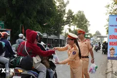 Người lao động TPHCM từng đoàn đổ về quê đón Tết bằng xe máy