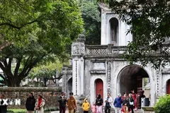 Người dân tham quan di tích Văn Miếu-Quốc Tử Giám. (Ảnh: Minh Đức/TTXVN) 
