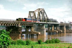 Cùng với Cầu Long Biên, tuyến đường sắt Việt Nam cũng đã có tuổi đời hơn 100 năm.