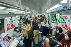 Hành khách trên chuyến tàu điện Cát Linh - Hà Đông.