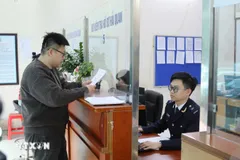Hải quan cửa khẩu Tân Thanh, Lạng Sơn xử lý thủ tục xuất nhập khẩu hàng hóa sau kỳ nghỉ Tết. (Ảnh: Quang Duy/TTXVN)