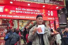 Người dân xếp hàng đông nghịt chờ mua vàng trước ngày Vía Thần Tài ở phố Trần Nhân Tông. Ảnh: QUỐC KHÁNH