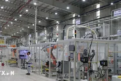 Dây chuyền sản xuất động cơ của Công ty Kim Long Motor Huế. (Ảnh: Nguyên Lý/TTXVN) 