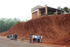 Việc hạ cốt nền quá sâu khiến cuộc sống người dân bị đảo lộn 