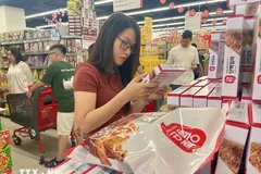 Khách hàng mua sắm trong hệ thống siêu thị ở TPHCM. (Ảnh: Hương Giang/TTXVN)