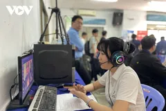 Chị Ngô Khả Vân, Phòng nhân sự Tập đoàn Newhope đang trao đổi trực tuyến với ứng cử viên