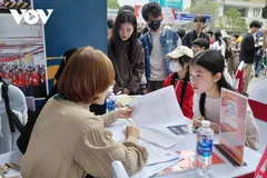 Thí sinh tìm hiểu thông tin tuyển sinh đại học 2026