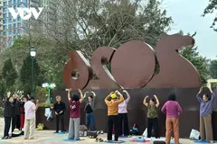 Đối với nhiều người cao tuổi, không gian công cộng như công viên, vườn hoa là điểm đến mỗi ngày.