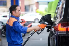 Giá xăng RON95-III giảm gần 4.000 đồng, xuống dưới 30.000 đồng mỗi lít