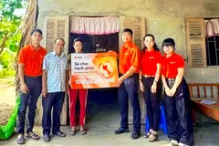 SHB trao 100 triệu đồng cho người phụ nữ bị ung thư phải nuôi mẹ già tai biến