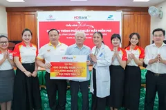 Ngày 25-3, HDBank tiếp tục trao kinh phí thực hiện 1.000 ca phẫu thuật mắt Phaco cho Hội Bảo trợ Bệnh nhân nghèo TPHCM năm 2026. Tiến sĩ Trần Thành Long (áo xanh) - Chủ tịch Hội Bảo trợ Bệnh nhân nghèo TPHCM đại diện Hội nhận kinh phí từ đại diện HDBank.