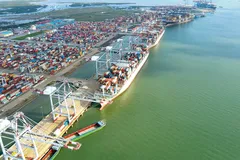 Bốc xếp hàng hóa container tại một cảng biển của Tổng Công ty Hàng hải Việt Nam. (Ảnh: PV/Vietnam+)