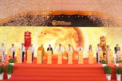 Các đại biểu ấn nút khởi công KCN Vàm Cống