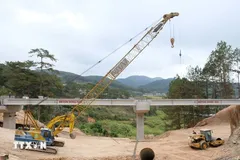 Công trình cầu cạn Xuân Hương (nối điểm sạt lở trên tuyến đèo Mimosa, thuộc quốc lộ 20, Lâm Đồng) đã đạt khoảng 80% khối lượng thi công. (Ảnh: Nguyễn Dũng/TTXVN)