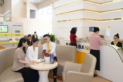 Khách hàng giao dịch tại Nam A Bank.