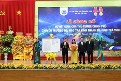 Thứ trưởng Bộ GD-ĐT Nguyễn Thị Quyên Thanh đại diện bộ trao quyết định của Thủ tướng Chính phủ.