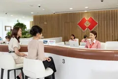 Khách hàng giao dịch tại Techcombank.