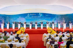 Thủ tướng Chính phủ Lê Minh Hưng và các đại biểu thực hiện nghi thức nhấn nút khởi công dự án tuyến đường sắt tốc độ cao Hà Nội - Quảng Ninh.