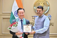Ông Phạm Sanh Châu (trái), Tổng Giám đốc Vingroup khu vực châu Á, và ông Devendra Fadnavis, Thủ hiến bang Maharashtra, Ấn Độ tại lễ ký kết.
