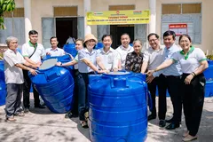 Bà con vùng ven biển xã Ba Tri, xã An Hiệp (Vĩnh Long) được FE CREDIT hỗ trợ bồn chứa nước sạch ứng phó mùa hạn mặn
