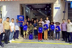 Đại diện Công ty XSKT Hậu Giang tặng quà cho người bán số dạo.