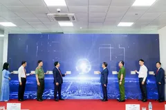 Các đại biểu thực hiện nghi thức ra mắt mô hình thí điểm Kiosk thông minh và hệ thống xác thực, cấp bản sao số, tài liệu điện tử trên địa bàn tỉnh Quảng Ninh