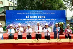 Phó Chủ tịch UBND TP.HCM Hoàng Nguyên Dinh các đại biểu thực hiện nghi thức khởi công (ảnh: G.A)