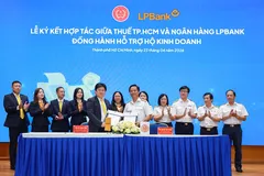 Ông Bùi Thanh Tùng – Phó Giám đốc Ngân hàng Bán lẻ LPBank (hàng đầu bên trái) và ông Nguyễn Văn Thành – Phó Trưởng Thuế TPHCM (hàng đầu bên phải) ký kết Biên bản ghi nhớ hợp tác