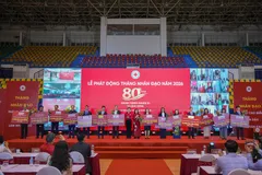 Đại diện PVcomBank, ông Đỗ Đức Viên (thứ tư từ phải sang) trao biểu trưng ủng hộ 10 tỷ đồng tới Trung ương Hội Chữ thập đỏ Việt Nam.