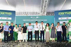 Các đại biểu thực hiện nghi thức khai mạc giải chạy