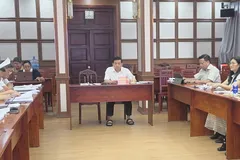 Ông Trương Hữu Chức- Phó trưởng phòng Kinh tế đất (Sở NNMT) phát biểu tại cuộc họp sáng 15-5