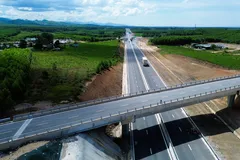 Tuyến chính dự án cao tốc Vạn Ninh - Cam Lộ đã thảm bê tông nhựa xong - Ảnh: Báo Xây dựng 