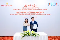 Tổng Giám đốc Vincom Retail và Chủ tịch K-Box Global trao biên bản ghi nhớ hợp tác.