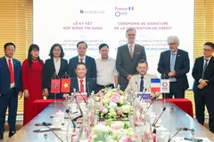 Ông Julien Seillan và ông Đoàn Ngọc Lưu. thực hiện nghi thức ký kết Hợp đồng tín dụng Hạn mức tài chính khí hậu